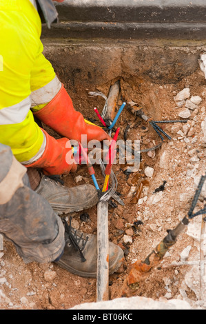 U Stahl gepanzerte Hochspannung wird Kabel isoliert / geschnitten und entfernt, um Gebäude Stromausfall. GANZE REIHE SEHEN Stockfoto