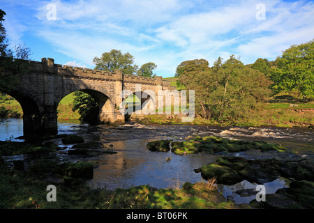 Barden-Brücke über den Fluß Wharfe in der Nähe von Bolton Abbey, Yorkshire Dales National Park, North Yorkshire, England, UK. Stockfoto