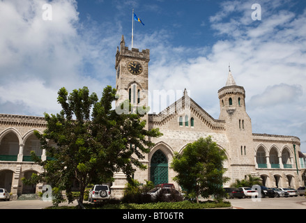 Parlamentsgebäude und das Museum der gefallenen Helden, mit Nationalflagge, Bridgetown, Barbados Stockfoto