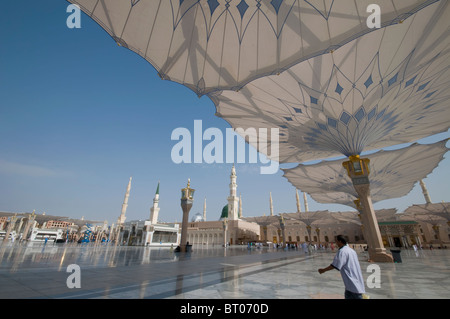 Pilger Fuß unter Riesenschirme Nabawi Moschee Verbindung auf 22. April 2010 in Medina, Saudi-Arabien Stockfoto