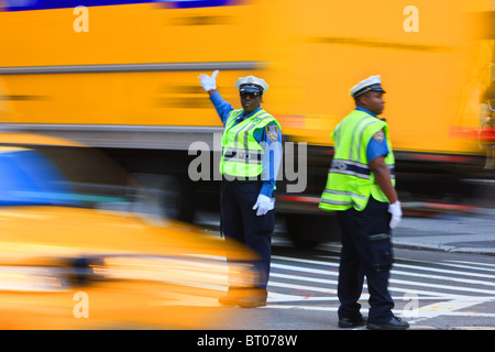 Schwerlastverkehr auf 5th Avenue, New York City Stockfoto