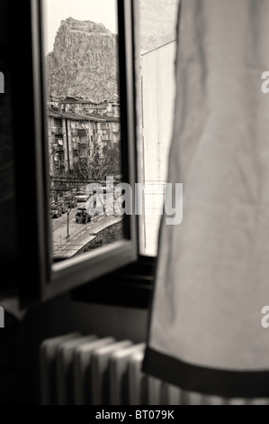 Die Aussicht auf die Burg von Afyon spiegelt sich in einem Fenster des Hotels. Stockfoto