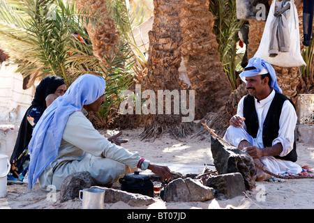 Beduinen saß um ein Lagerfeuer an Ain Khudra Oase, White Canyon, Sinai, Ägypten. Stockfoto