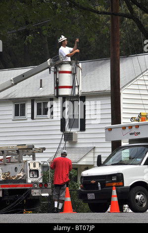 Dienstprogramm Arbeiter arbeiten zur Installation von LWL-Kabel in Greenbelt, Maryland Stockfoto
