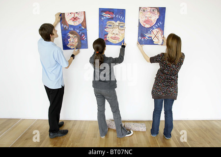 Kunststudenten mit Gemälden. Bild von James Boardman. Stockfoto