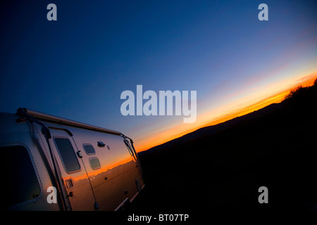 Airstream Anhänger spiegelnde Sonnenuntergang Stockfoto