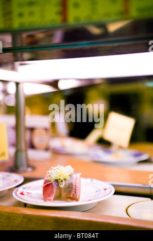 Shop der Kaiten-Zushi (Sushi-Restaurant), Shinjuku, Tokio, Japan Stockfoto