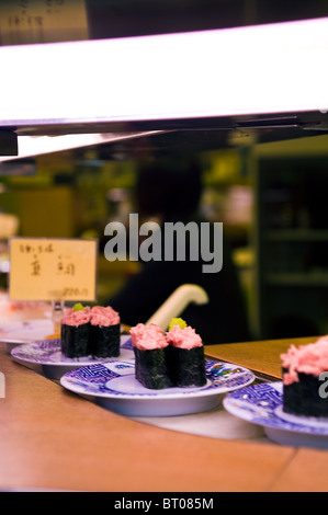 Shop der Kaiten-Zushi (Sushi-Restaurant), Shinjuku, Tokio, Japan Stockfoto