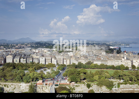 Korfu-Stadt, Insel Korfu, Griechenland. Blick über die Altstadt in Richtung der neuen Festung (Neo Frourio) Stockfoto