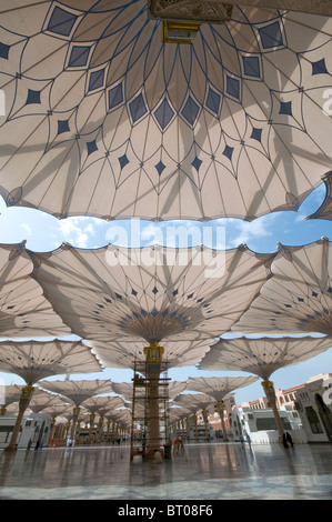 Pilger Fuß unter Riesenschirme Nabawi Moschee Verbindung auf 22. April 2010 in Medina, Saudi-Arabien Stockfoto