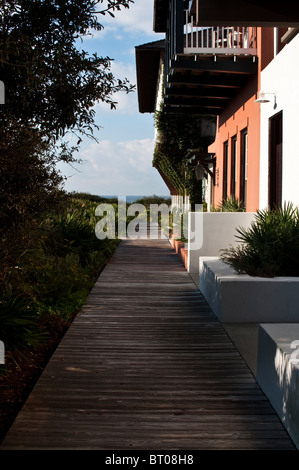 Häuser entlang der östlichen Green in Rosemary Beach, Florida, richten sich entlang einer Promenade, die zum Golf von Mexiko führt. Stockfoto