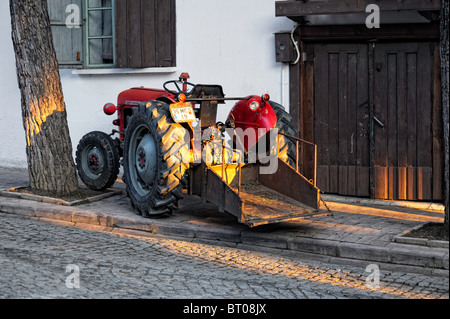 Ein Traktor geparkt auf dem Bürgersteig in einem türkischen Dorf. Stockfoto