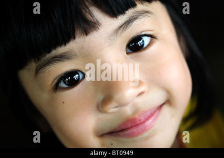 junges Mädchen in Thong pha Phum, thailand Stockfoto