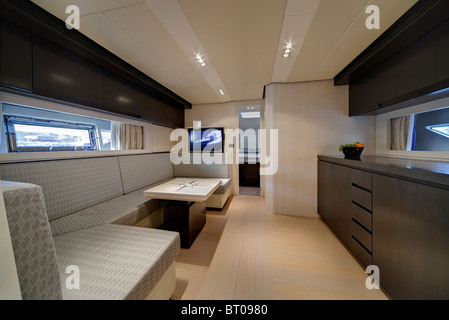 Italien, Lazio Rom, Fiumicino/Rom, Luxusyacht Alfamarine 60', Essecke Stockfoto