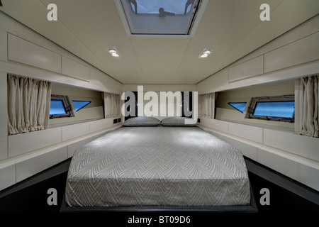 Italien, Latium, Fiumicino/Rom, Luxusyacht Alfamarine 60', Master-Schlafzimmer Stockfoto