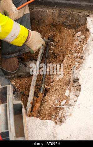 U Stahl gepanzerte Hochspannung wird Kabel isoliert / geschnitten und entfernt, um Gebäude Stromausfall. GANZE REIHE SEHEN Stockfoto