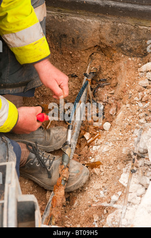 U Stahl gepanzerte Hochspannung wird Kabel isoliert / geschnitten und entfernt, um Gebäude Stromausfall. GANZE REIHE SEHEN Stockfoto