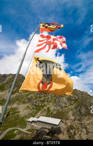 Fahnen am SustenPass, Schweiz Stockfoto