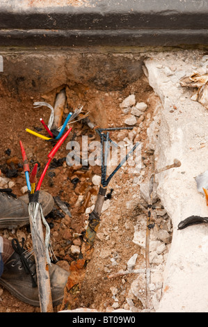 U Stahl gepanzerte Hochspannung wird Kabel isoliert / geschnitten und entfernt, um Gebäude Stromausfall. GANZE REIHE SEHEN Stockfoto