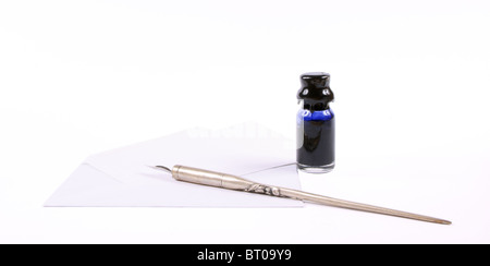 Leere Notiz-Karte mit Umschlag, altmodische Dip Feder und Tintenfass mit blauer Tinte auf weißem Hintergrund Stockfoto