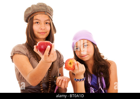 zwei junge glücklich Geschwistern zeigt einen roten Apfel (Tiefenschärfe) Stockfoto