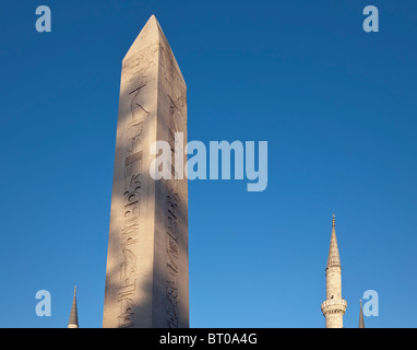 Istanbul, Türkei. Obelisk des Theodosius und Minarette der blauen Moschee (Sultan Ahmet Cami) Stockfoto