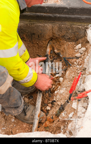 U Stahl gepanzerte Hochspannung wird Kabel isoliert / geschnitten und entfernt, um Gebäude Stromausfall. GANZE REIHE SEHEN Stockfoto