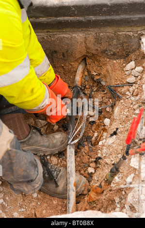 U Stahl gepanzerte Hochspannung wird Kabel isoliert / geschnitten und entfernt, um Gebäude Stromausfall. GANZE REIHE SEHEN Stockfoto