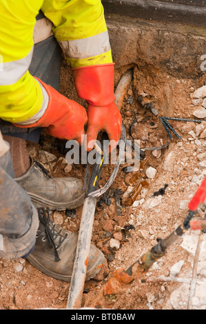 U Stahl gepanzerte Hochspannung wird Kabel isoliert / geschnitten und entfernt, um Gebäude Stromausfall. GANZE REIHE SEHEN Stockfoto