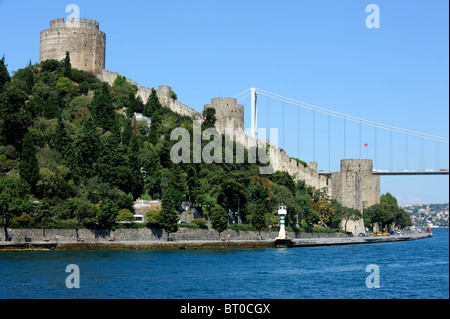 Rumeli Hisari und die Fatih Sultan Mehmet-Brücke über den Bosporus Stockfoto