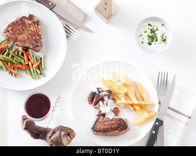 Tisch mit einem Glas Wein, Gemüse, Pommes frites, Fleisch-Datei Stockfoto