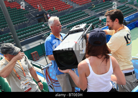 BBC TV-Crew Einrichtung eine Kamera bei den Commonwealth Games 2010, New Delhi, Indien Stockfoto