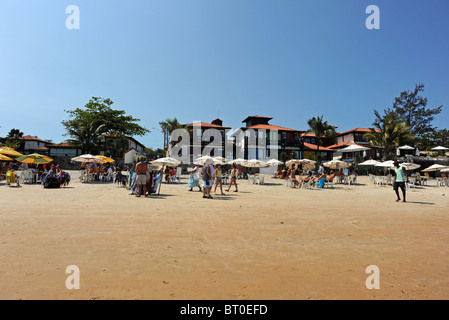 Touristen erfreut sich am Buzios Geriba Strand in Buzios Speisen und Getränke Stockfoto