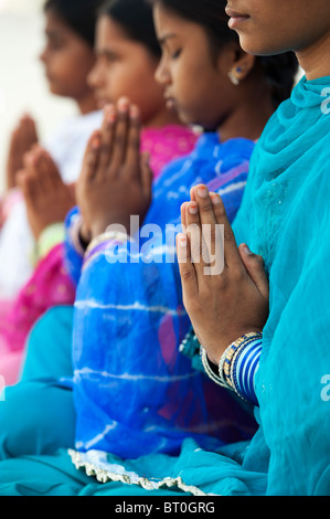 Indische Mädchen namaste Gebet die Hände. Indien Stockfoto