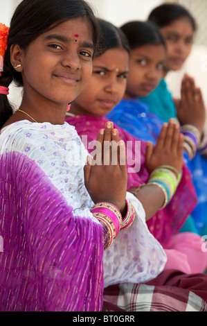 Indische Mädchen namaste Gebet die Hände. Indien Stockfoto