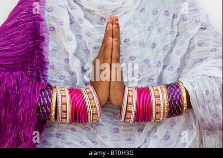 Indisches Mädchen namaste Gebet die Hände. Indien Stockfoto