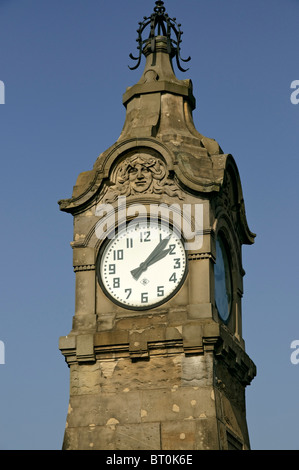 Die Pegeluhr Uhr an der Rheinpromenade in Düsseldorf, NRW, Deutschland Stockfoto