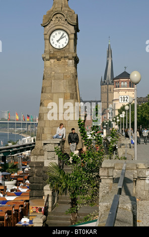 Die Pegeluhr Uhr an der Rheinpromenade in Düsseldorf, NRW, Deutschland Stockfoto