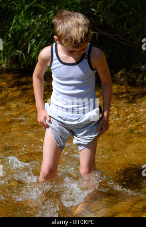 Young Boy stehen im Wasser Stockfoto