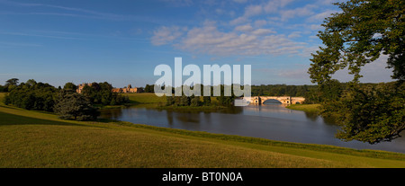 Panoramablick über den See, große Brücke, Garten und Palast in Blenheim, Woodstock, Oxfordshire Stockfoto