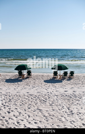 Sonnenschirmen und Stühlen sitzen, mit Blick auf den Golf von Mexiko in Rosemary Beach, Florida. Stockfoto