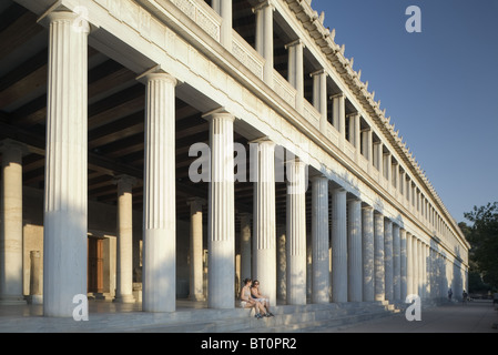 Athen, Griechenland. Touristen sitzen auf die Schritte der Stoa des Attalos (oder attalos), die Häuser der Agora Museum Stockfoto