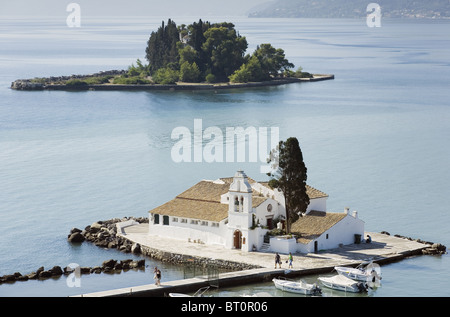 Korfu, Griechenland, Europa. Vlacherna Kloster, Pontikonissi Insel, Kanoni-Halbinsel, in der Nähe von Korfu-Stadt Stockfoto