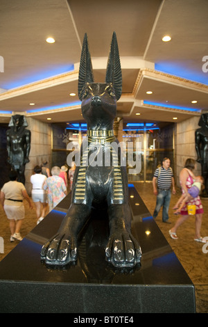 Eine Statue des Gottes Anubis in der Lobby des Hotel Luxor, Strip, Las Vegas USA Stockfoto