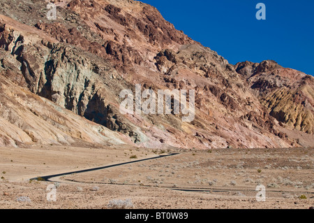 Felsformationen an Künstler Laufwerk in der Abenddämmerung, Death Valley Nationalpark, Kalifornien, USA Stockfoto