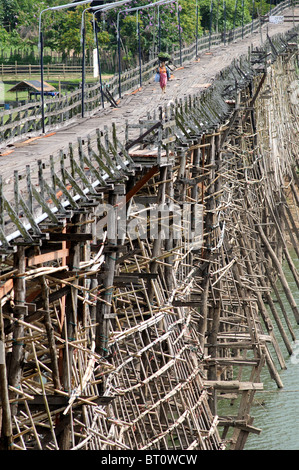 Holzbrücke über Kheuan Khao Laem Stausee, Sangkhlaburi, thailand Stockfoto