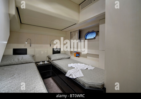 Italien, Lazio Rom, Fiumicino/Rom, Luxusyacht Alfamarine 60', Gäste-Schlafzimmer Stockfoto