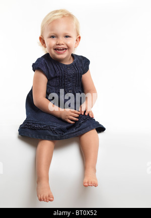 Porträt eines lächelnden zwei Jahre alten Mädchens isoliert auf weißem Hintergrund Stockfoto