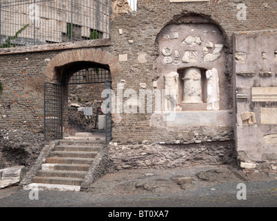 Rom, Italien, Via Appia, Castrum Caetani und Cecilia Metella Mausoleum Haupteingang Stockfoto