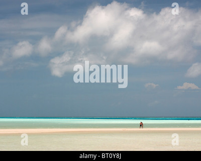 Paare, die im seichten Wasser, Malediven Chaaya Lagoon Stockfoto